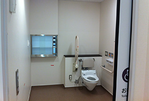 図8：個室採尿室