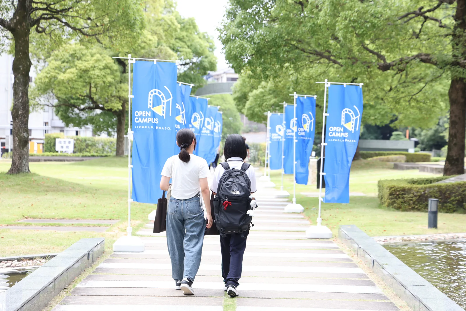 緑豊かなキャンパスを参加者が歩く様子