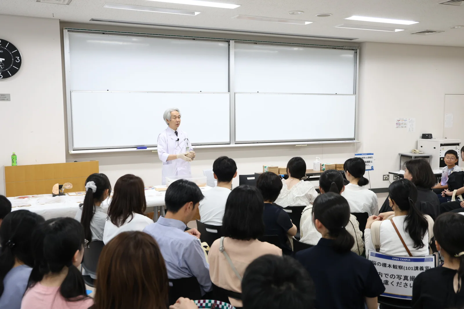 教員の説明を聞きながら脳の標本を観察する様子