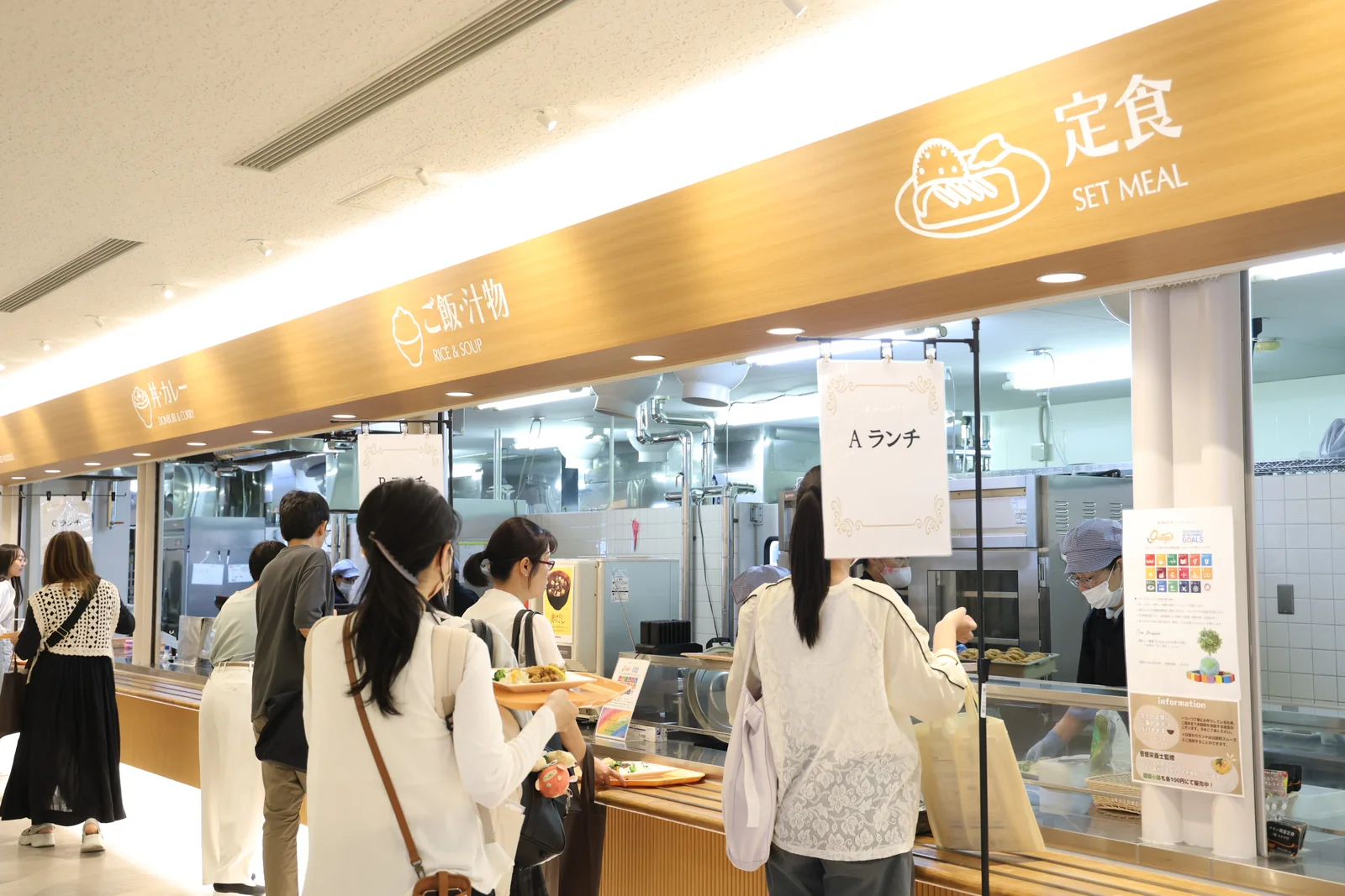 参加者が大学の食堂でランチを受け取る様子