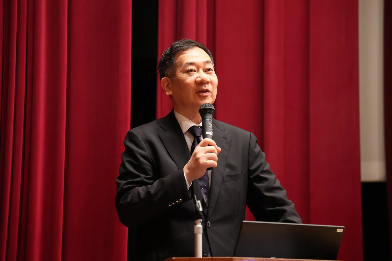 医学部長が参加者へ挨拶する様子