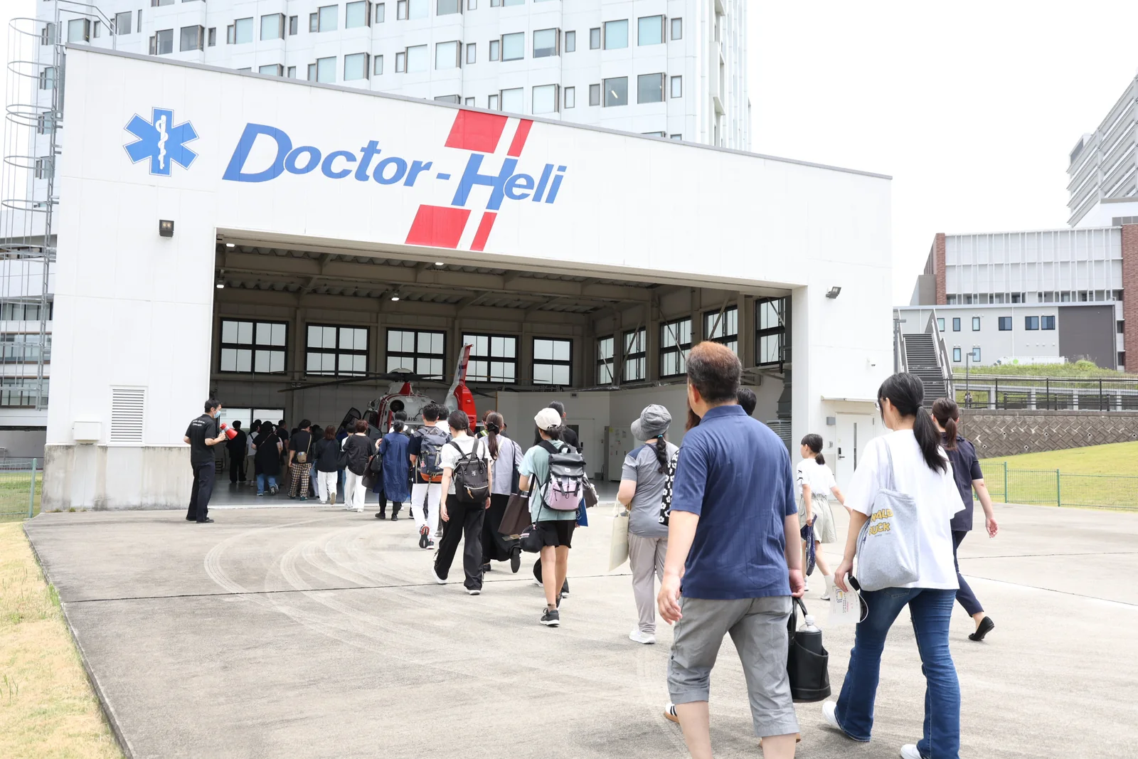 参加者がドクターヘリ格納庫へ向かう様子