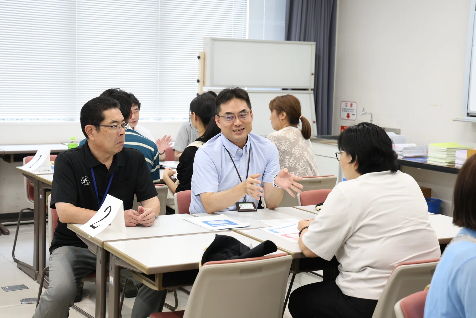 教員が参加者の質問に答える個別相談の様子