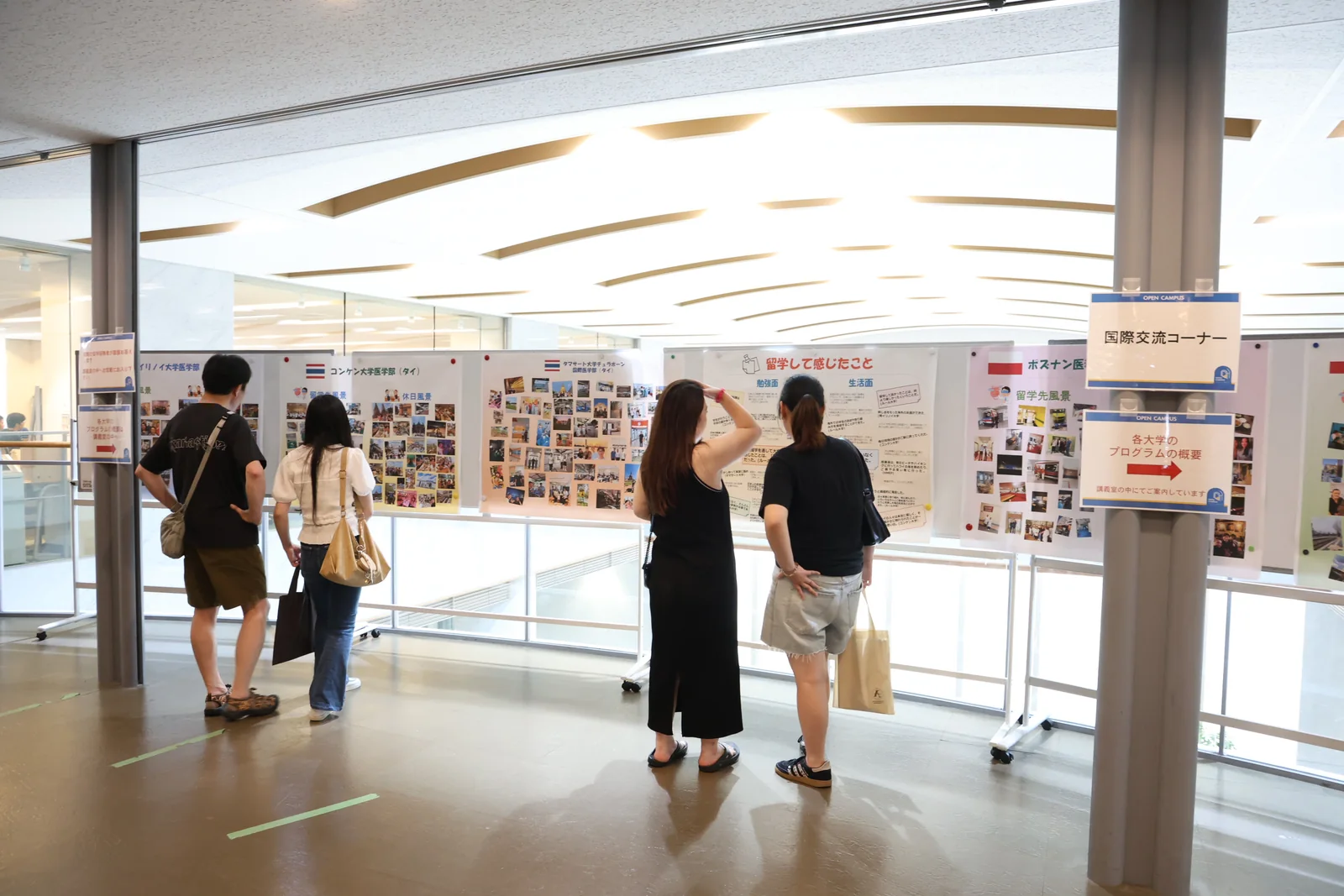 海外留学の写真や体験記を紹介した国際交流コーナー