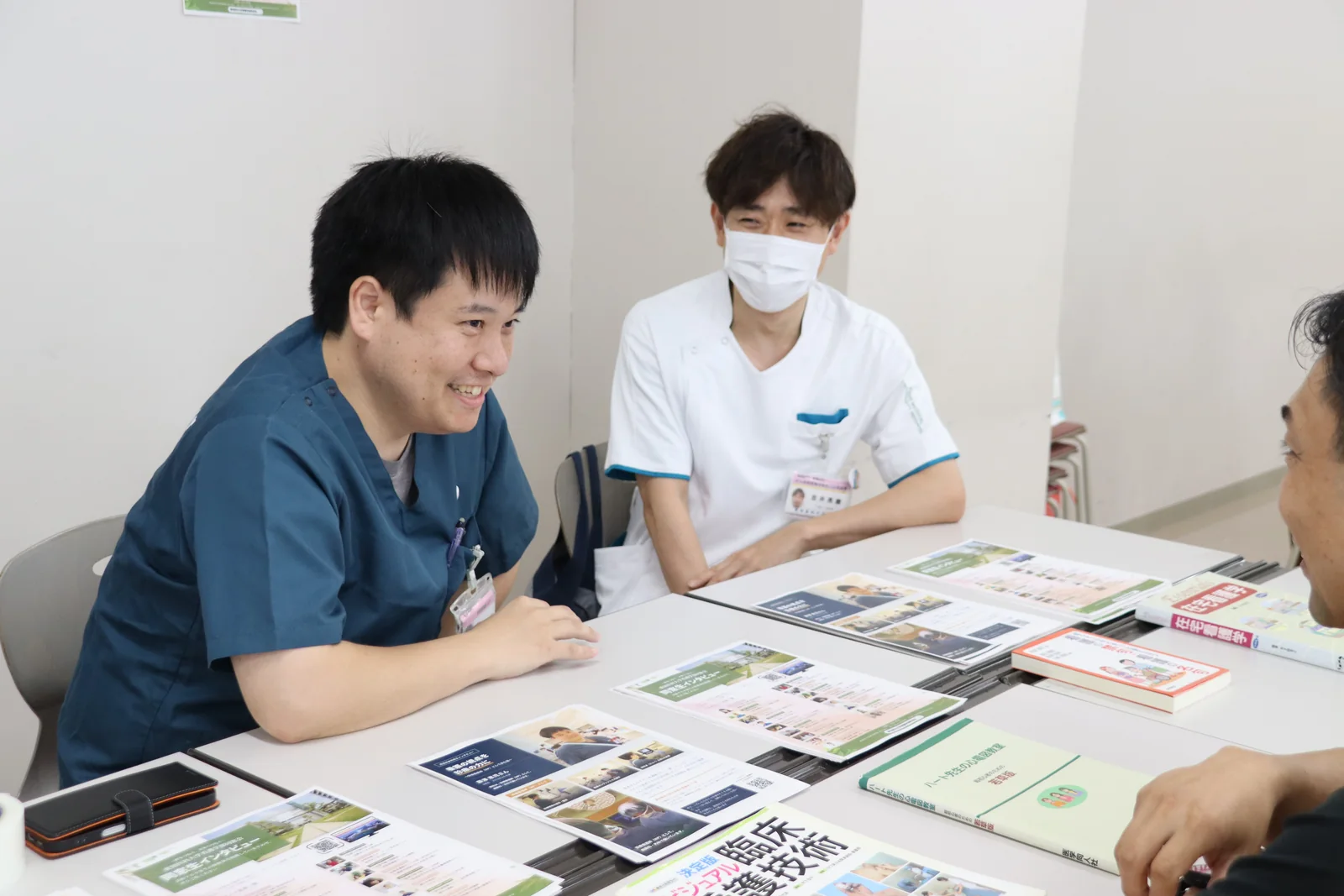 医療現場で働く卒業生が参加者と話す相談コーナー