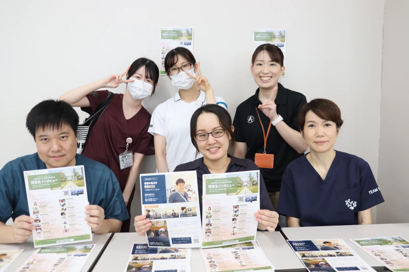 卒業生相談コーナーを担当した卒業生とスタッフ