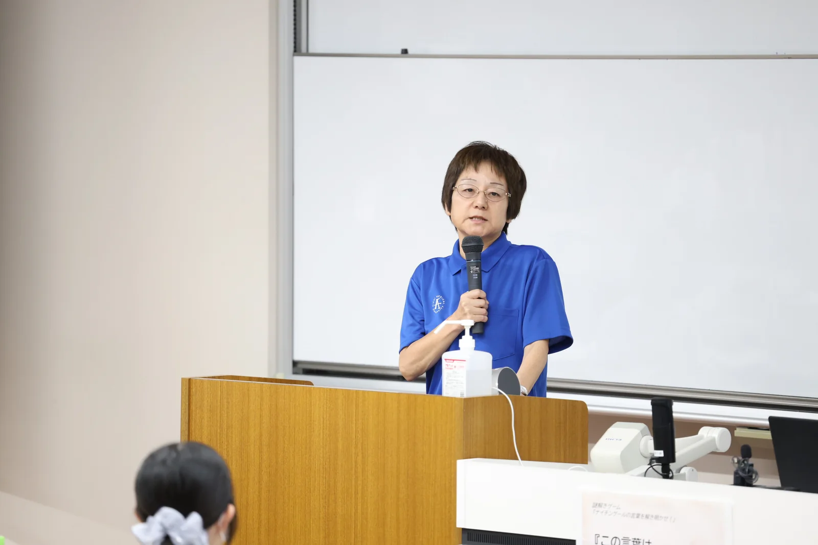 看護学部長が参加者へ挨拶する様子