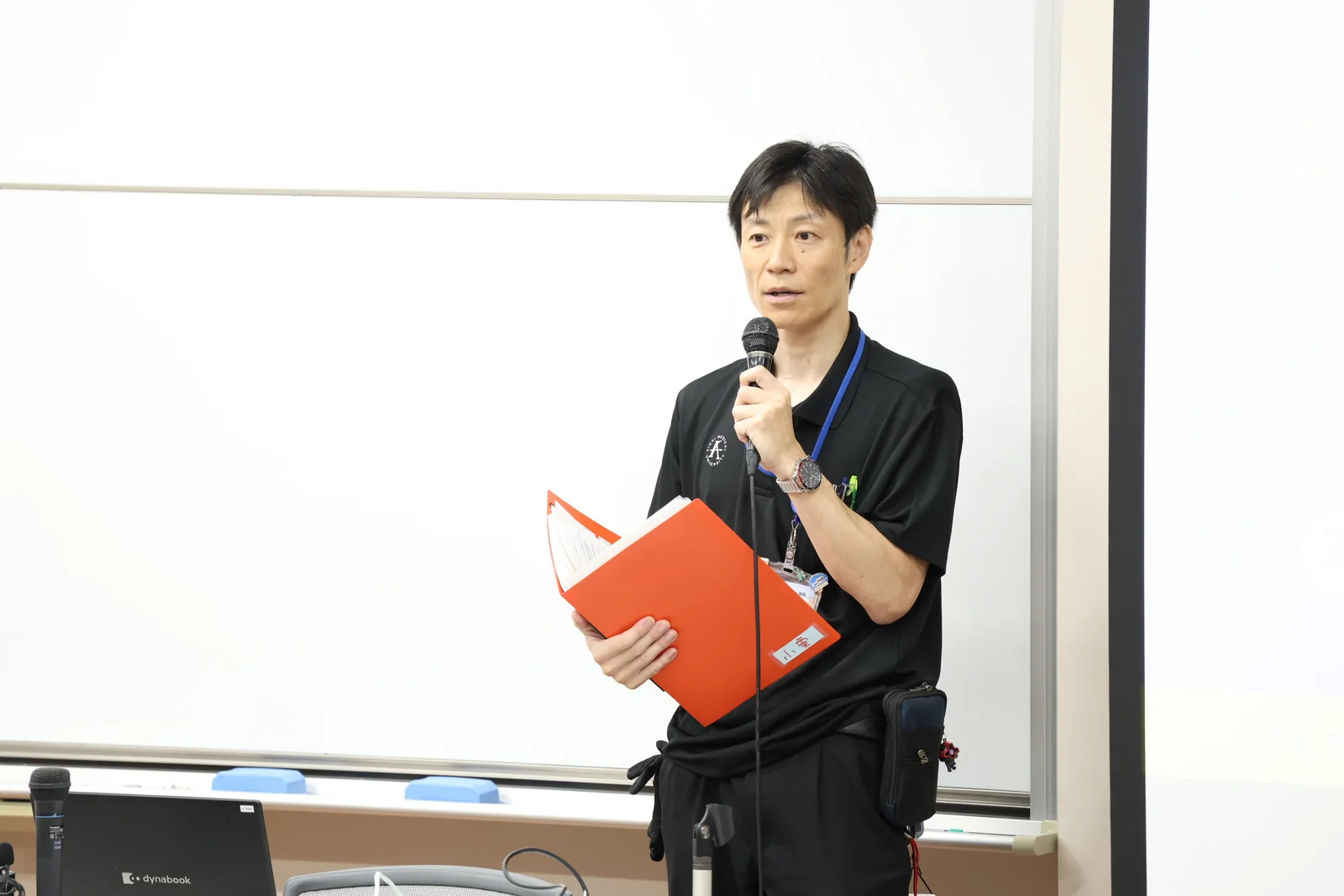 学部紹介・入試説明の司会進行を行う様子