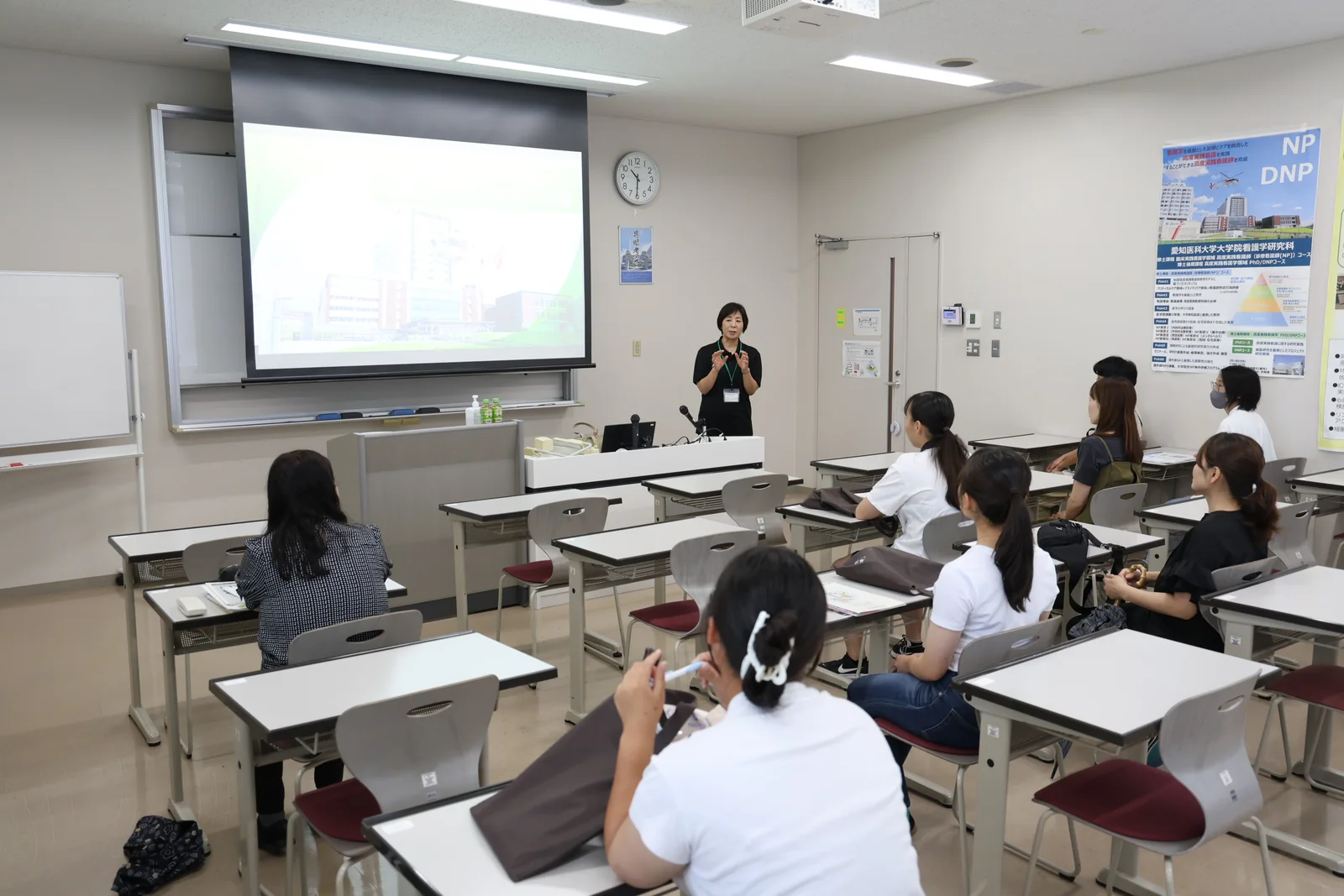 教員が大学院での学びについて紹介する様子
