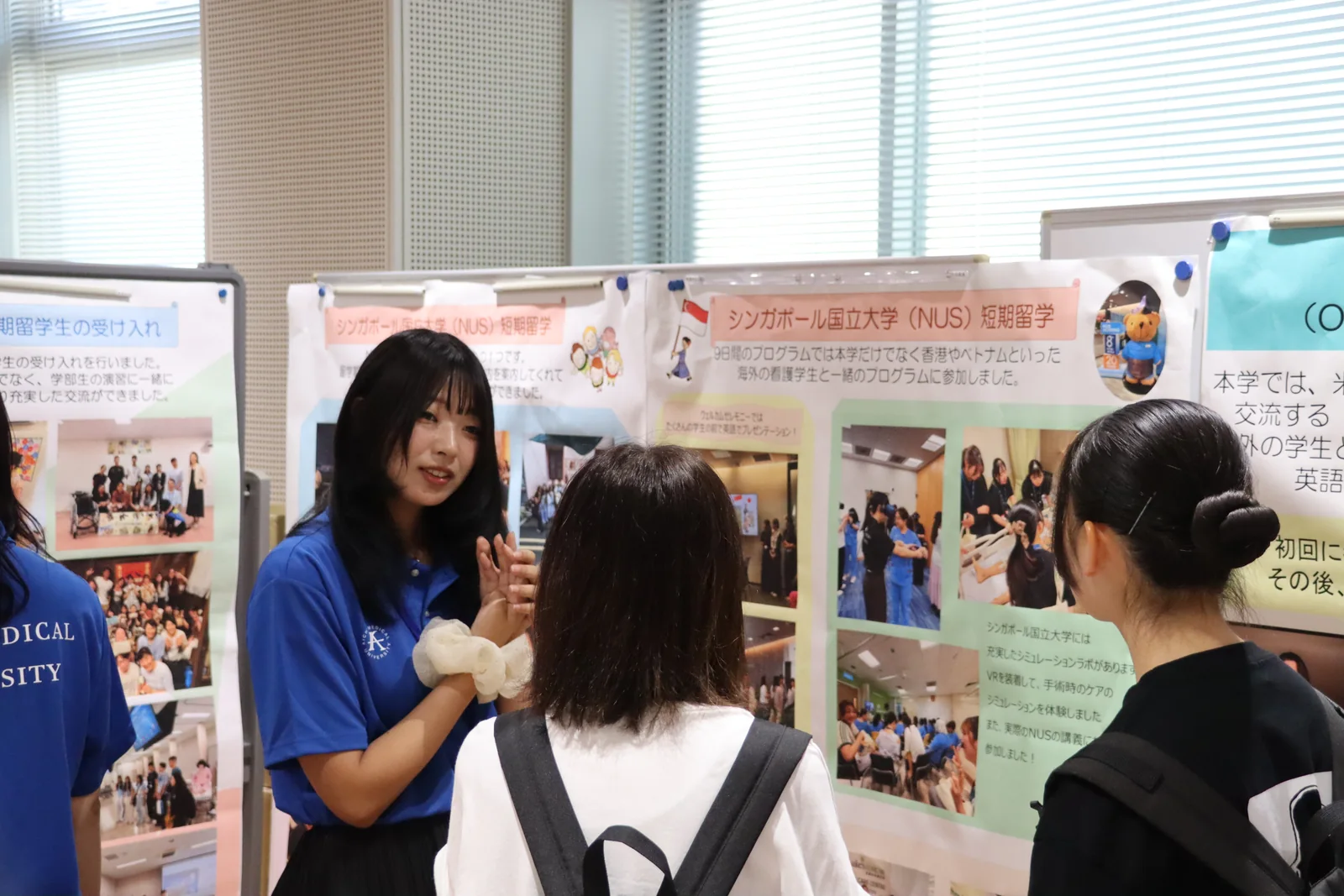 在学生が短期留学や国際交流について参加者へ説明する様子