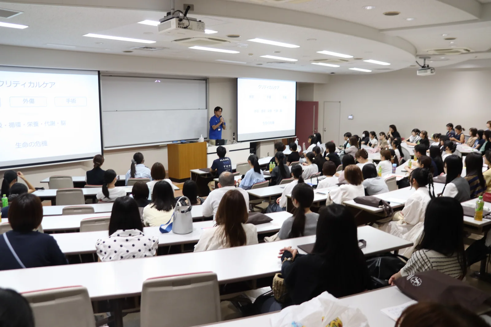 多くの参加者がクリティカルケアの体験講義を受講する様子