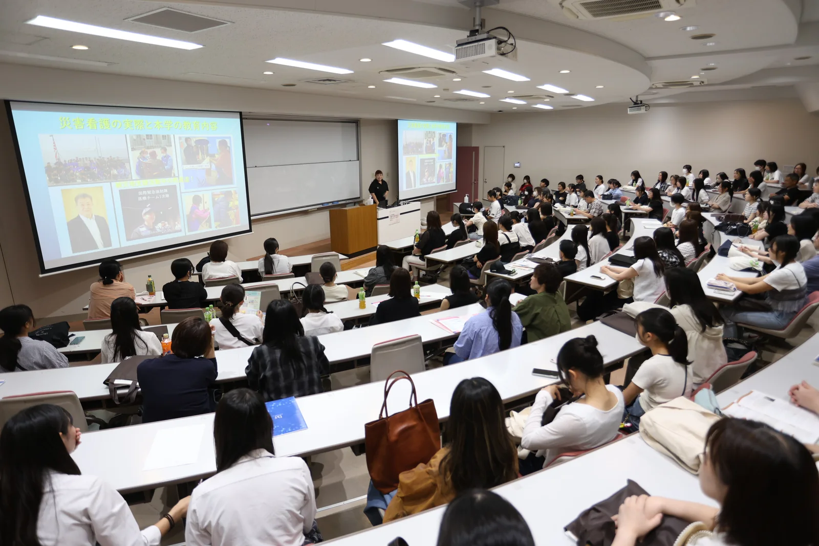 多くの参加者が災害看護学の体験講義を受講する様子