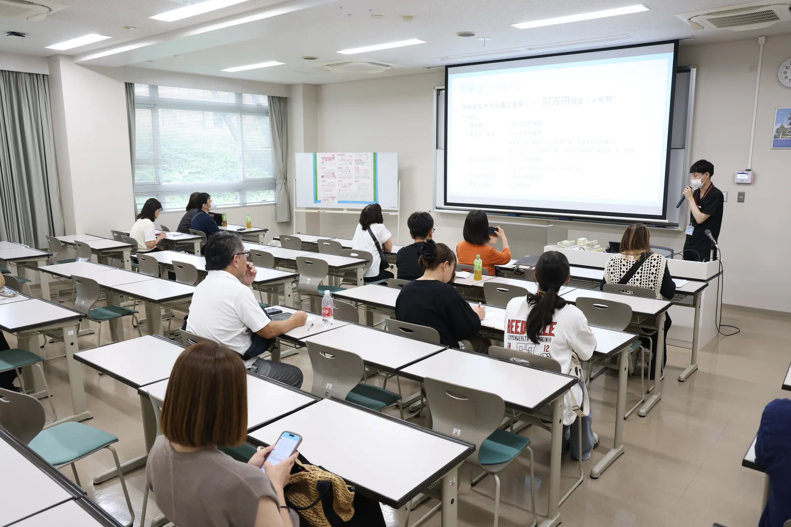 保護者向け企画で学生生活について説明する様子