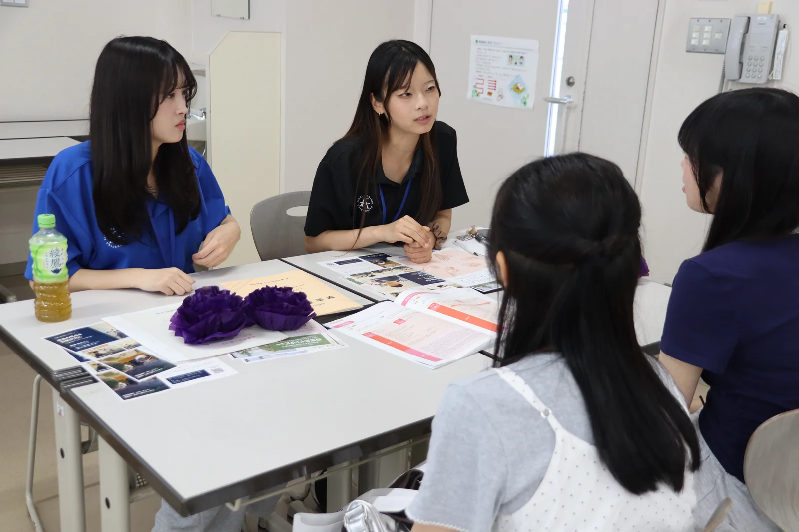 在学生が参加者の質問に答える相談会の様子