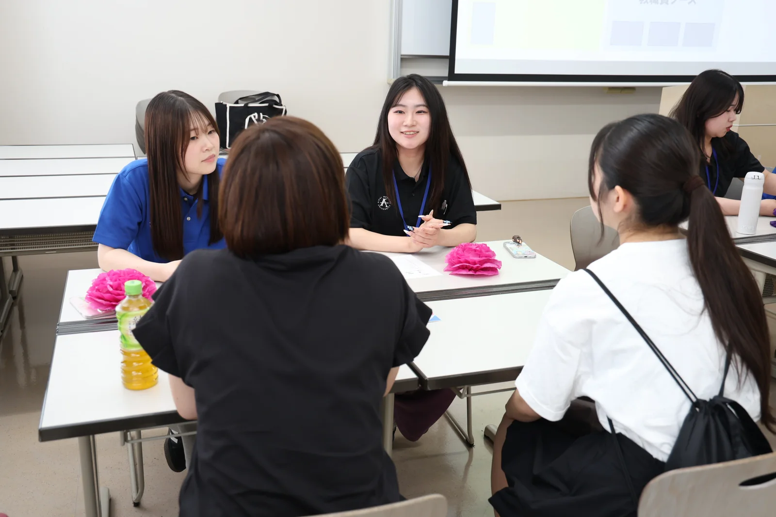 在学生が参加者と向き合って話す相談会の様子