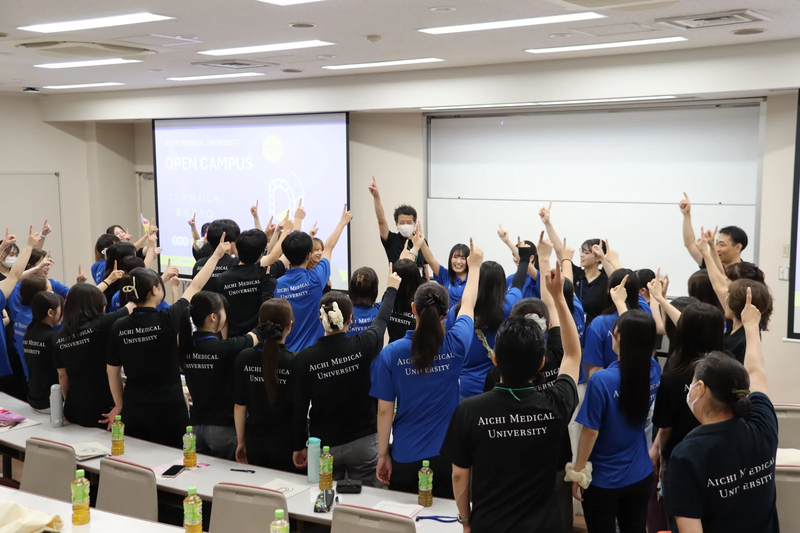 オープンキャンパス1日目に力を合わせる学生スタッフ
