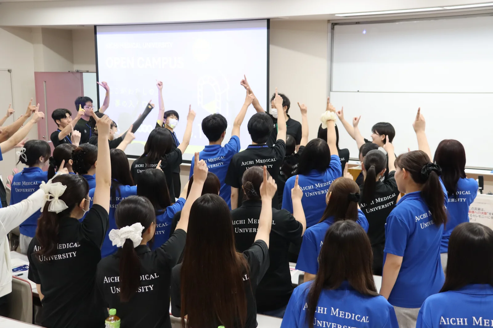 オープンキャンパス2日目に力を合わせる学生スタッフ